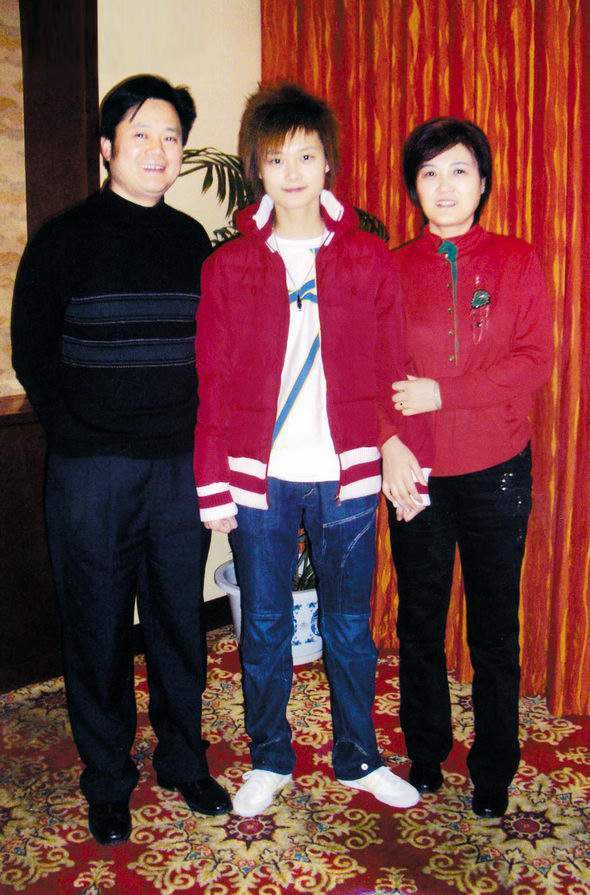 李宇春37岁仍未婚,她烦恼,父母更烦恼