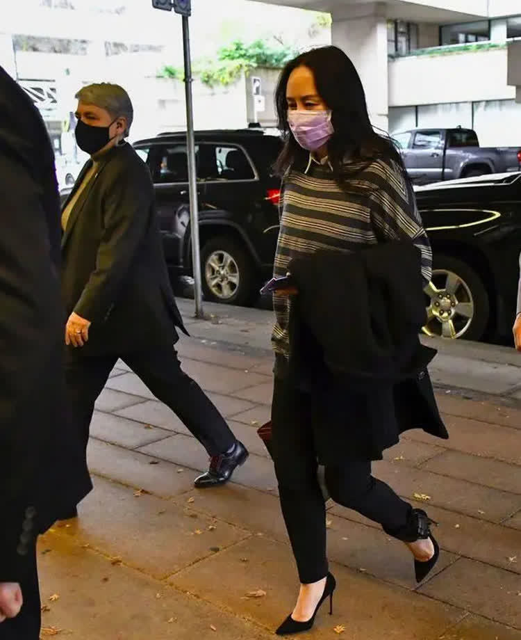 孟晚舟再现大国风范波浪卷发变黑长直眼神犀利好霸气