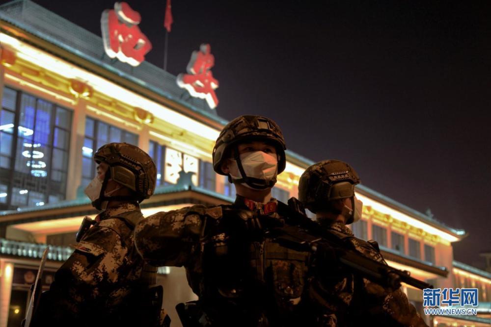 除夕夜,武警西安支队西安火车站巡逻组官兵在巡逻.新华网发 曾晨 摄