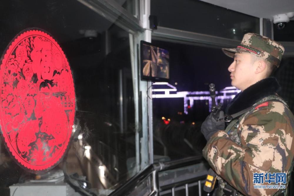 除夕夜武警官兵为祖国站岗守岁