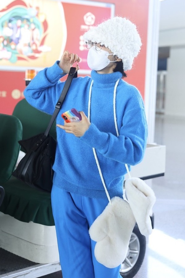 其他蓝色单品的搭配推荐印花款浅蓝色羽绒服 白色打底衫 白色裤子蓝色