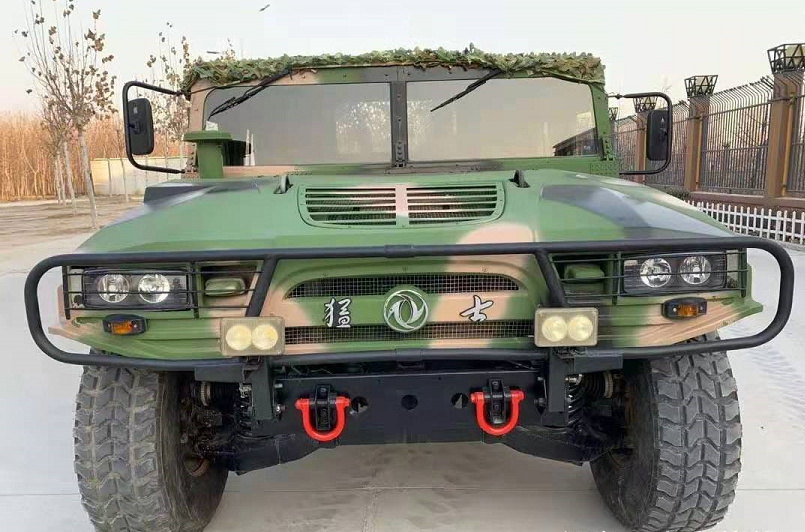 甘肃车友买辆民用东风猛士,军军绿,身着大衣开回家特别有范_腾讯新闻