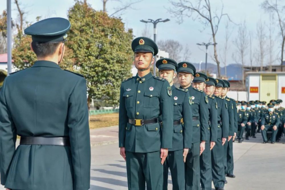 火箭军某部新年度首次队列会操_腾讯新闻