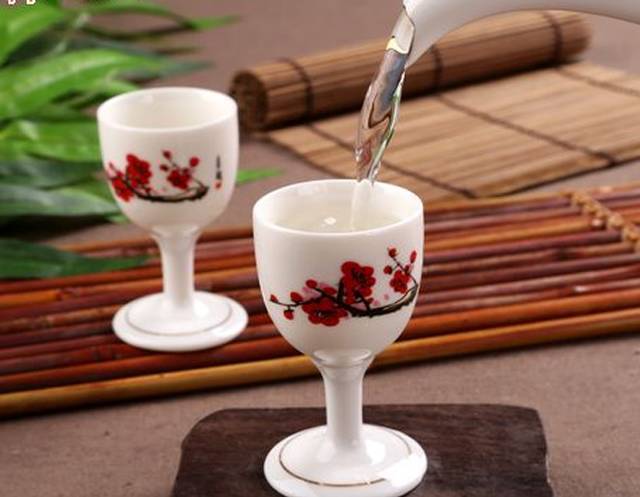 喝白酒不能使用纸杯饮用!