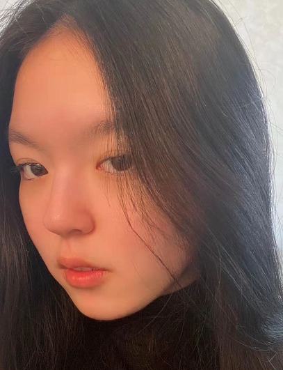 李咏18岁女儿近照曝光,生活惬意穿万元大牌,手上戒指镶满钻石