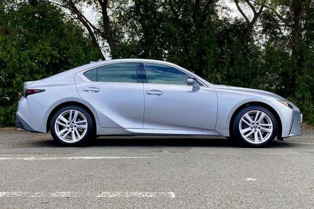 2021年改款雷克萨斯is300豪华版:选择混合动力可能更好