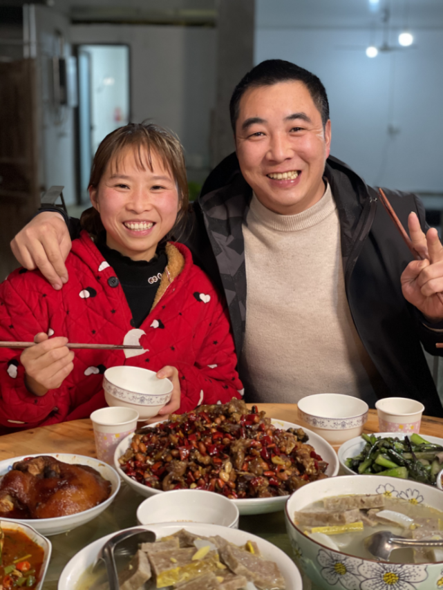 对于桃子姐来说,2020年就像做梦一样,改造厨房的心愿达成了;包大哥也
