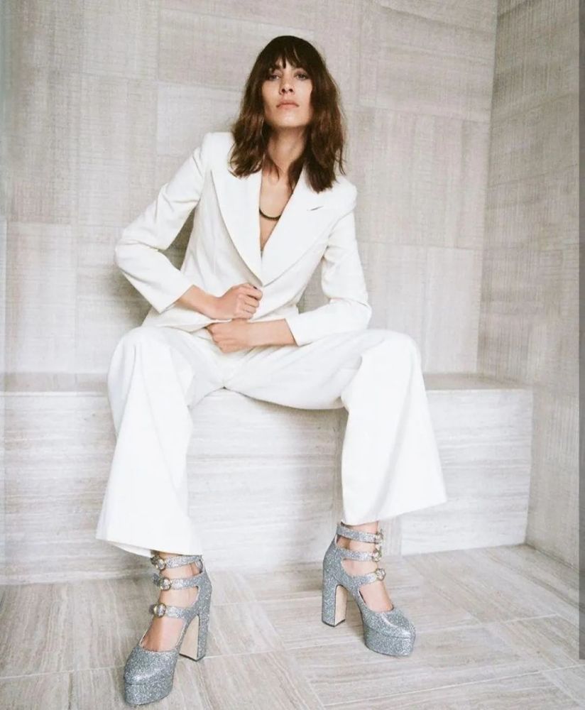 银色玛丽珍鞋搭配白色西装套装,alexa chung直接穿上了杂志封面