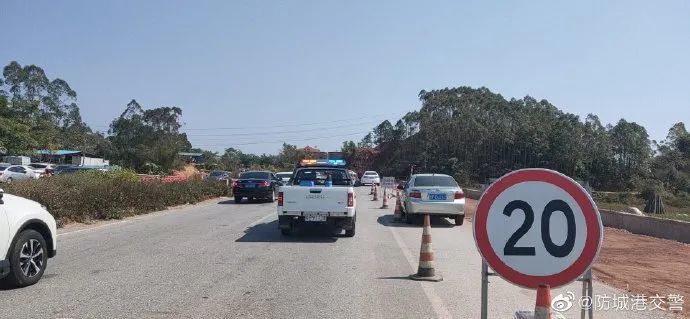 东兴竹山景区车流量较大 交警加强道路交通疏导 腾讯新闻