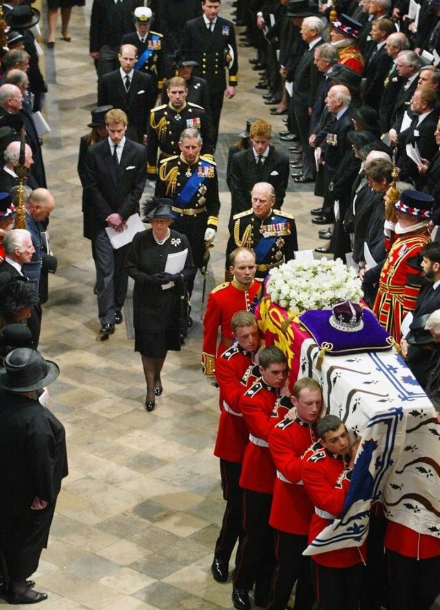 1997年9月6日,英国皇室为戴安娜王妃举行了葬礼并向全世界进行了全程