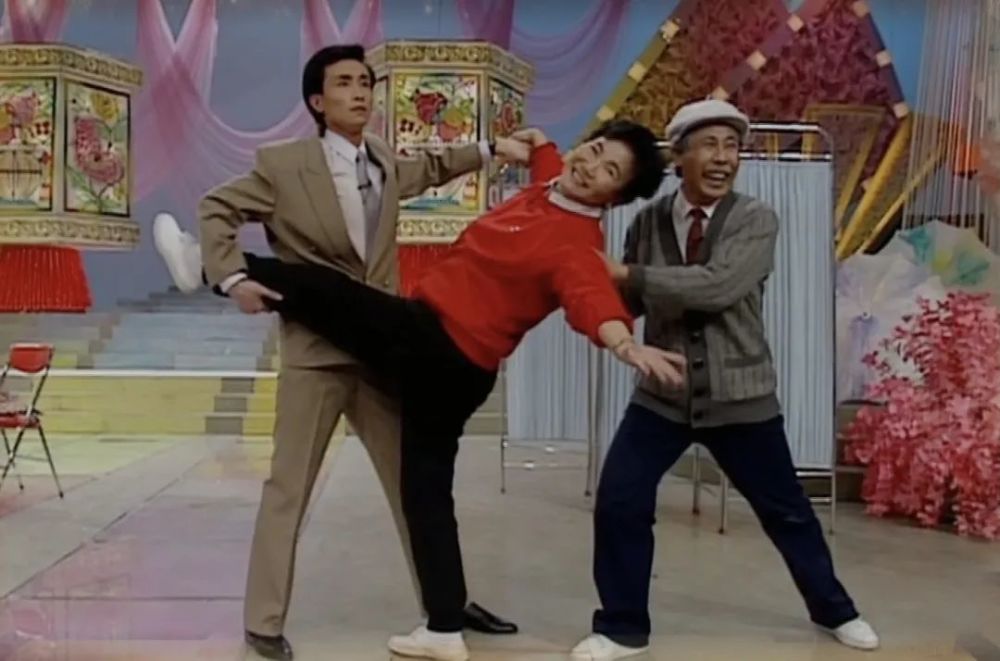 1992年春晚,李文启与赵丽蓉,巩汉林搭档表演小品《妈妈的今天》,在