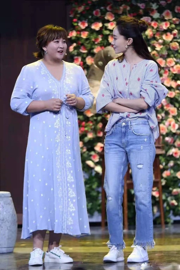 此前,贾玲和张小斐就已经演过《你好,李焕英》的小品,在当时就引起了