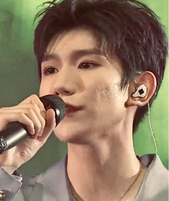 王源被小朋友吐槽"不帅",王俊凯在春晚后台受小朋友欢迎