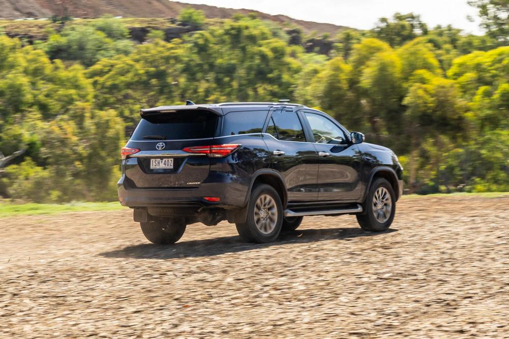 比普拉多性价比更高澳洲试驾2021款28t丰田穿越者