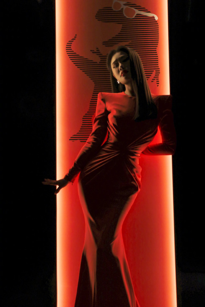 春晚舞台造型一袭alexperry2021春夏红裙亮相修身鱼尾