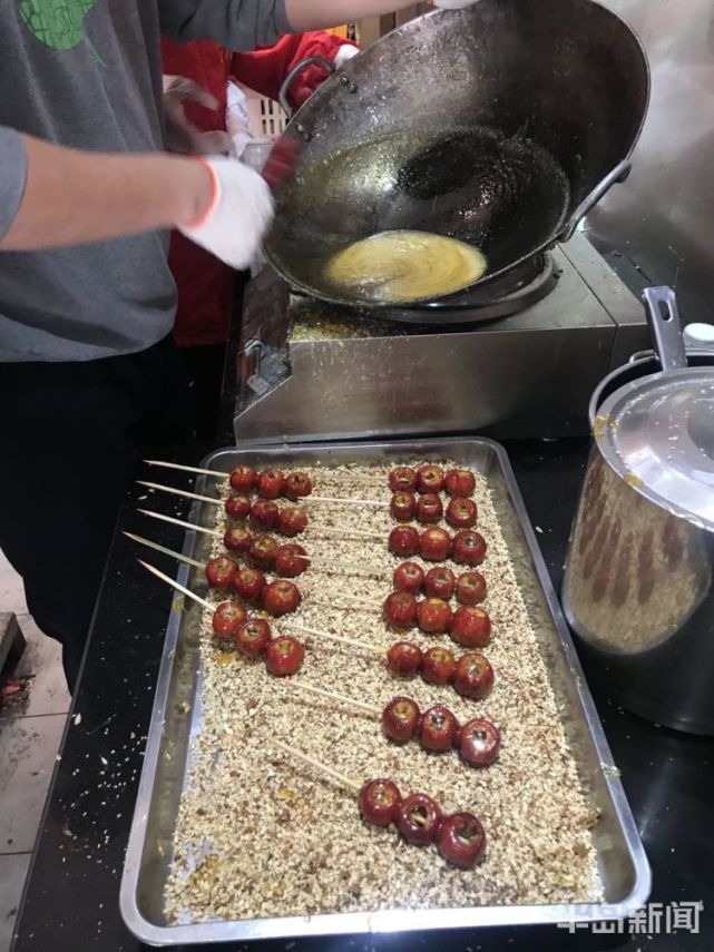 逛即墨古城吃糖球