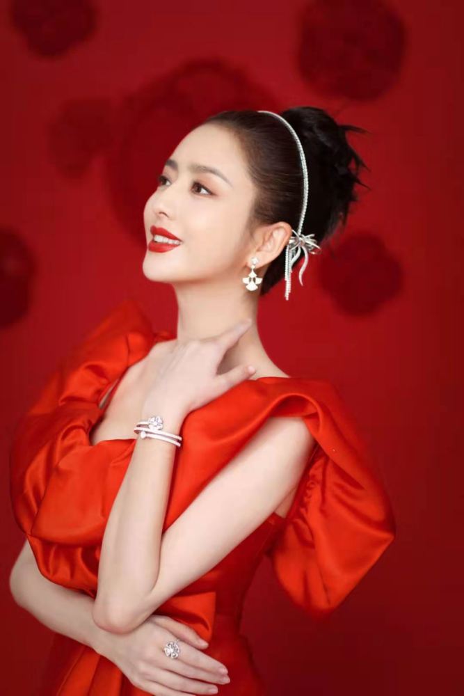 佟丽娅作为春晚开场嘉宾,一上台就光彩照人.