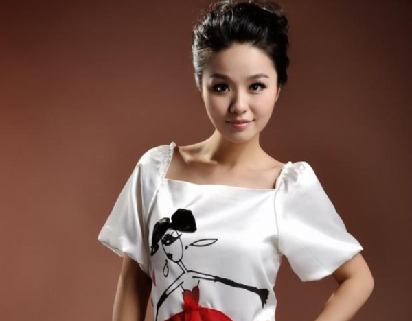 攻读的是主持专业,在毕业之后进入东方卫视成为了一名主持人,在这里榕