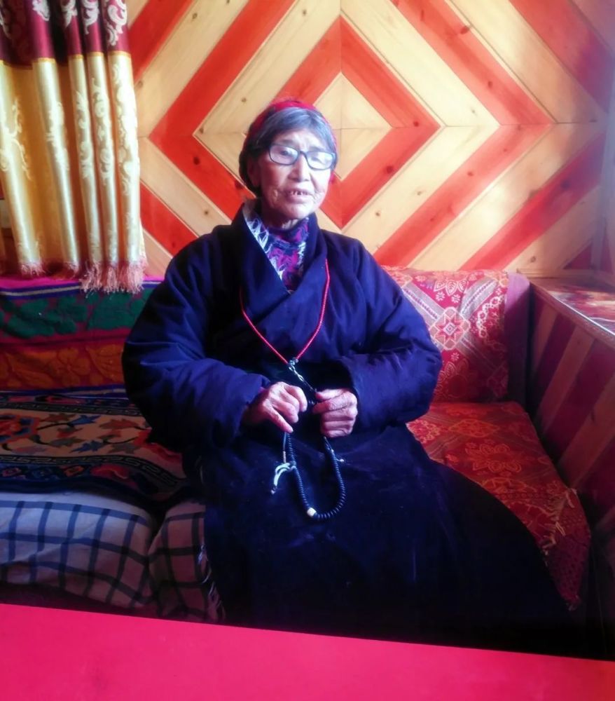 白玛次姆的阿妈 新年到了,愿阿妈和家人新春快乐,身体健康,扎西德勒!