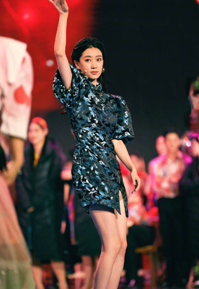 张小斐又把旗袍穿上热搜短款高开叉罕见秀曲线身材太让人羡慕