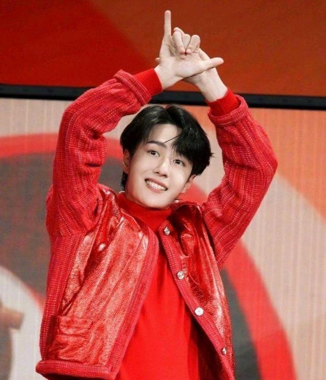 王一博春晚solo卡点绝了酷爱时尚首饰演绎高冷清贵的气质