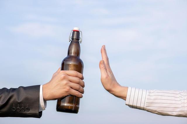 乙肝|60岁乙肝患者，半年转氨酶从350降到38，医生直夸：4件事做得很好