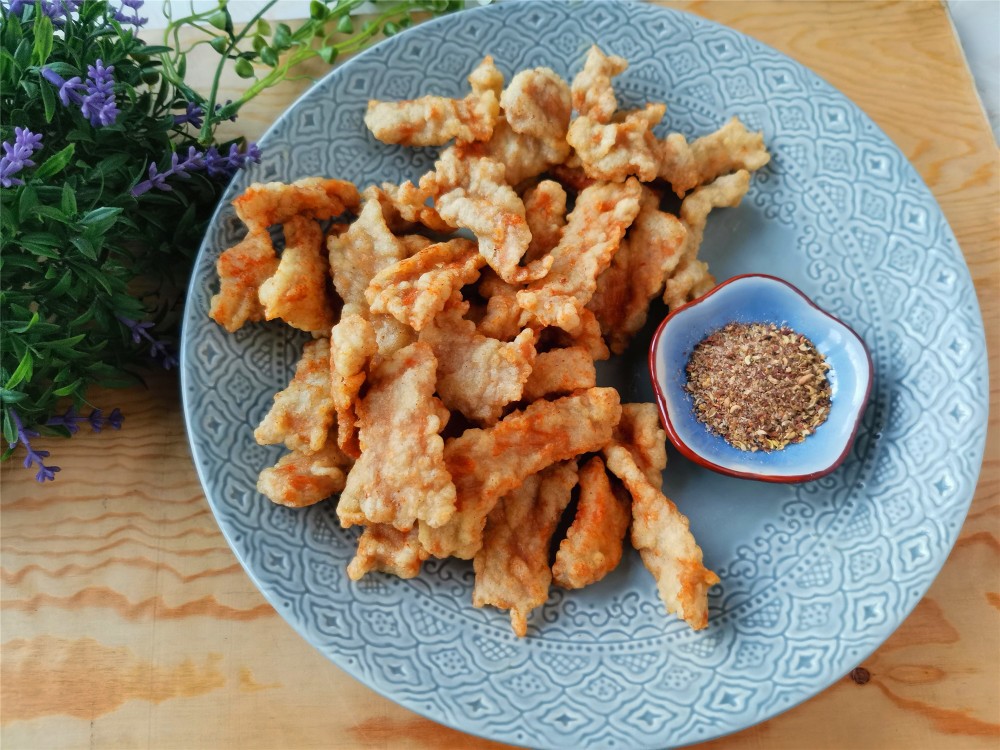 【干炸里脊】所需材料:猪里脊300克,油盐适量,姜粉半茶匙,白胡椒粉半