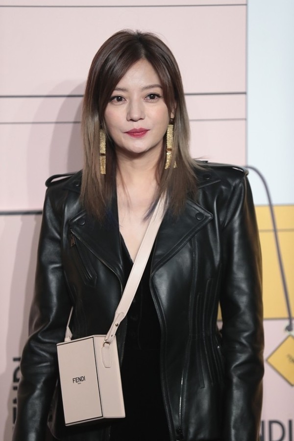 赵薇真是挺嫩的,这么大岁数打扮的像小姑娘,真是挺有女人味的