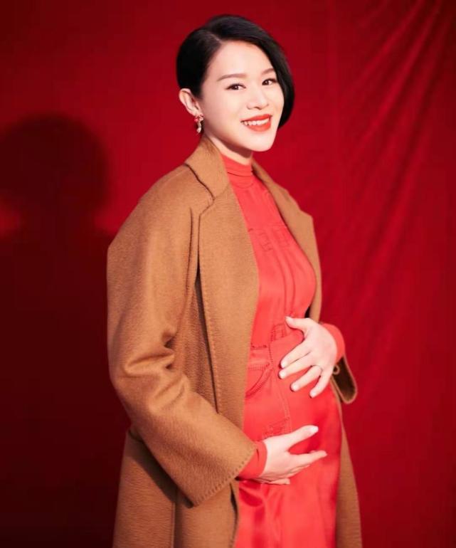 胡杏儿也太拼了吧?挺着孕肚上春晚,孕相明显穿裙子都遮不住