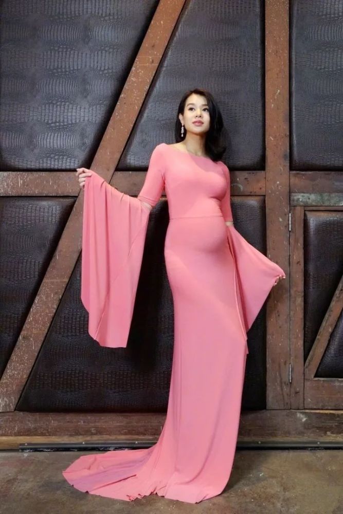 胡杏儿也太拼了吧?挺着孕肚上春晚,孕相明显穿裙子都遮不住