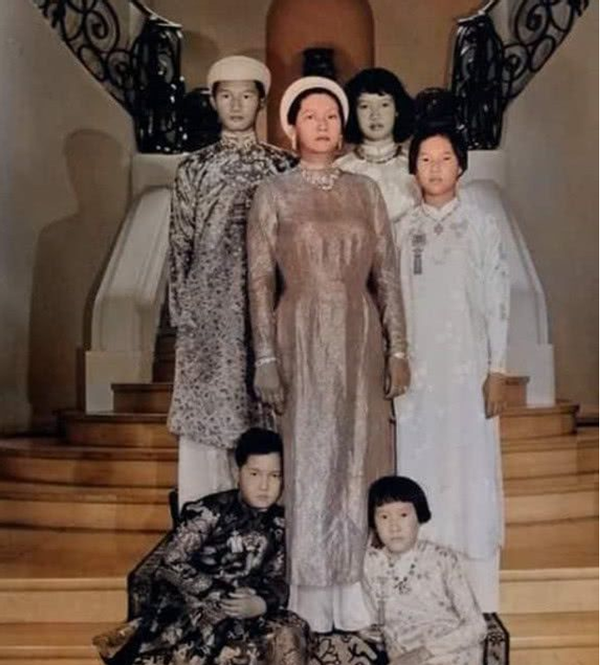越南末代皇后生前贵族簇拥去世2仆人陪伴丈夫子女均未出席