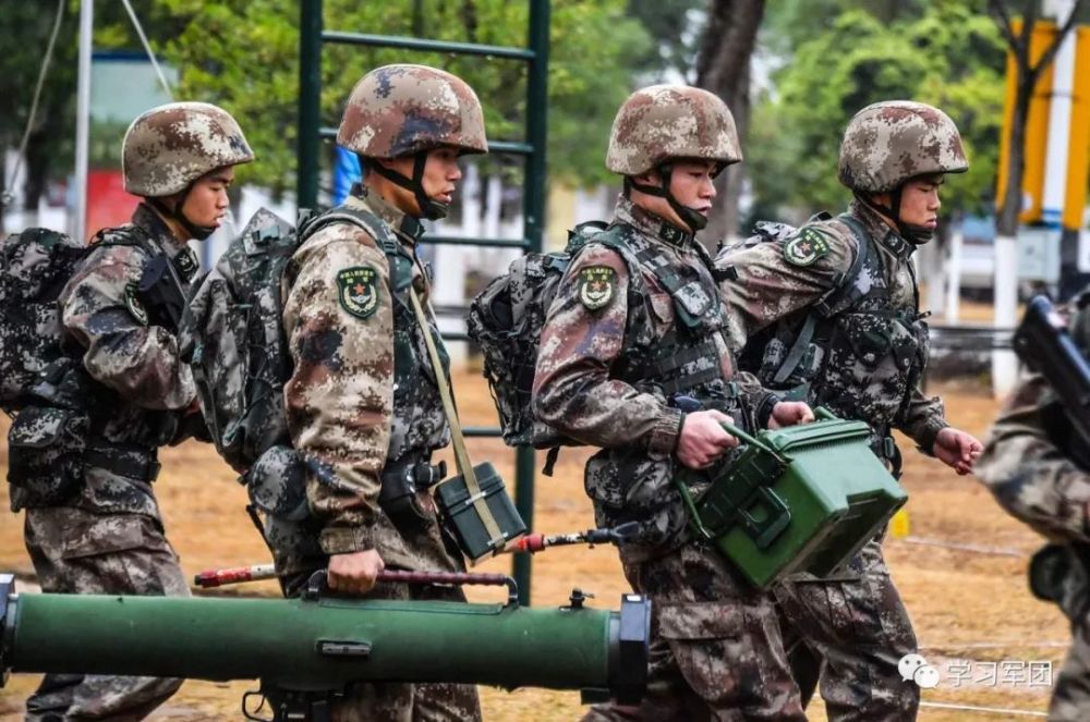 2月10日,陆军第71集团军王杰部队战备值班分队迅速出动,组织全员全装
