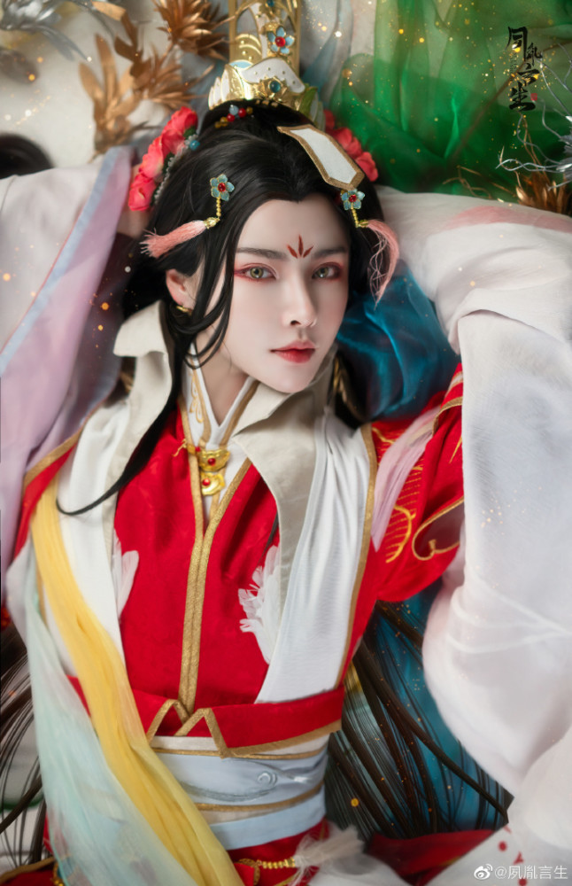中的男主之一,coser@夙胤言生给我们带来了《天官赐福》中的谢怜cos