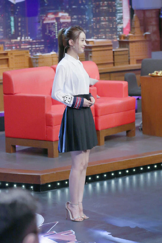 赵丽颖又瘦又美,简单"衬衫 短裙"她也能穿出时髦,细腿真好看_腾讯新闻