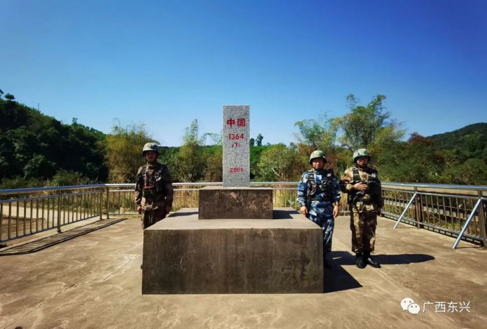 东兴市国防民兵哨所开展新春巡逻守护边境线