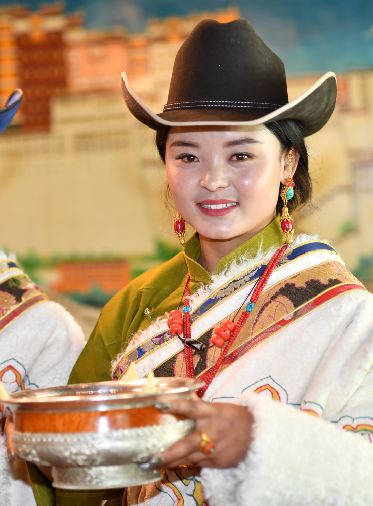 社会藏北牧民盛装过新年