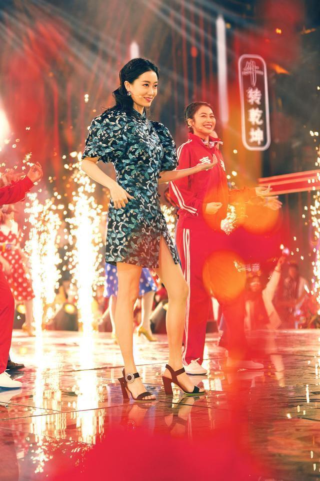张小斐又登北京台春晚,穿旗袍复古又优雅,一双美腿又细又长又直_腾讯
