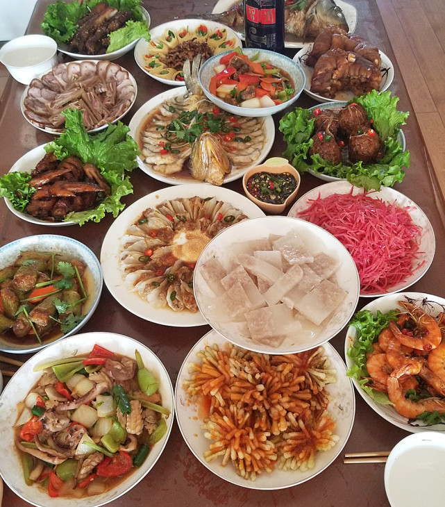 网友继续晒年夜饭有的温馨有的丰盛网友过年就要有仪式感