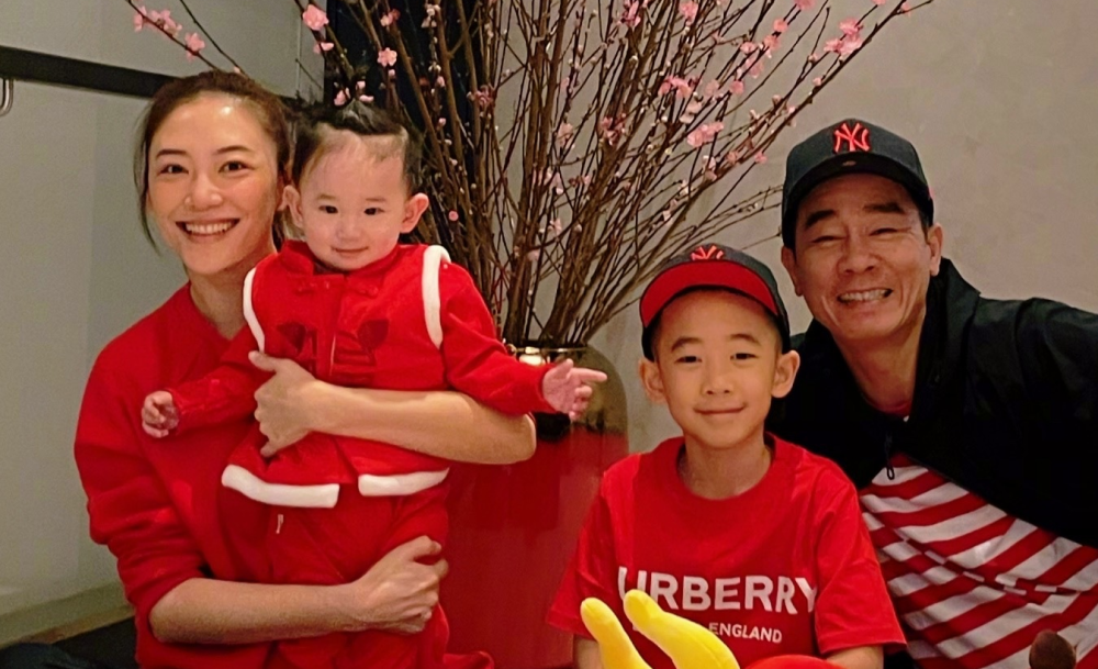 陈小春开心晒全家福小儿子正面首曝光五官和老大如出一辙