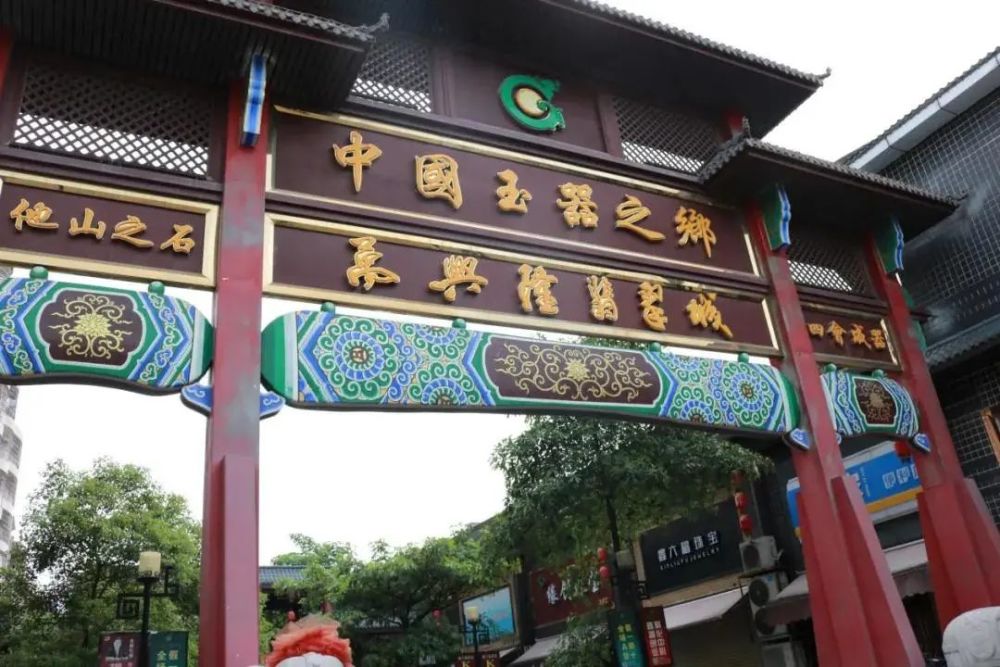 万兴隆翡翠城是全国最大的翡翠毛货批发市场和华南地区专业的天然