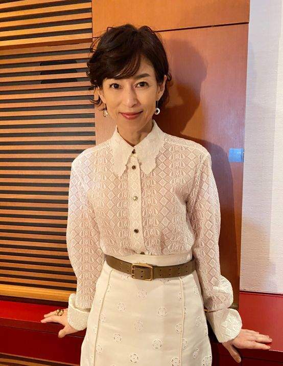 客串唐探3铃木保奈美晒与三浦友和合照人老了风度还在