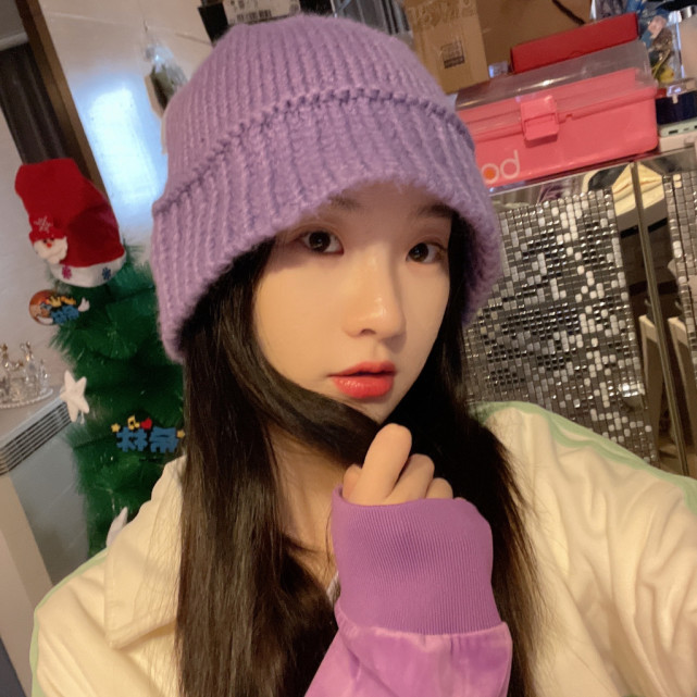 张艺凡45度角怼脸自拍谁发现无名指上的戒指我眼花了