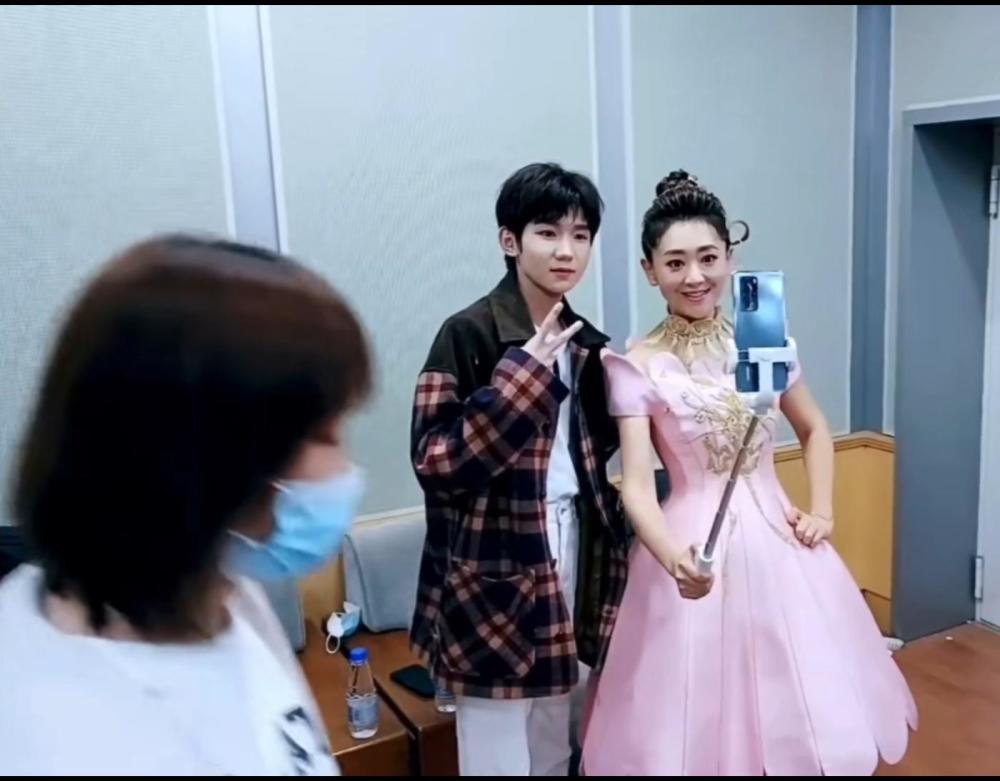 王源邀请月亮姐姐拍照,自拍姿势被嫌弃,还引来粉丝无情嘲笑_腾讯新闻