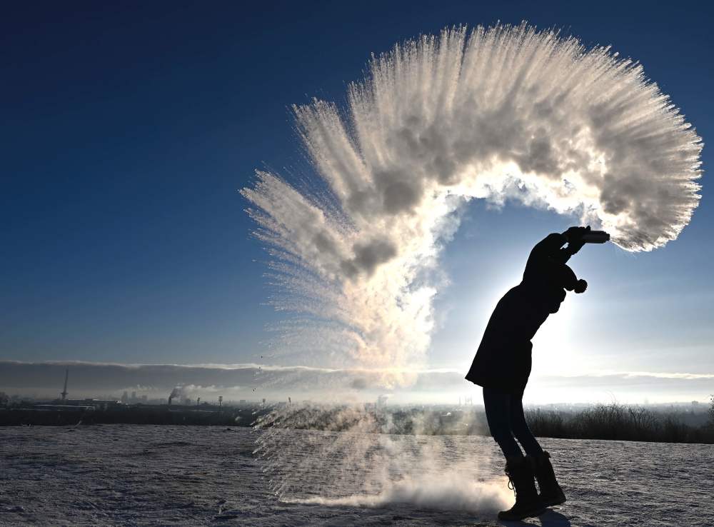 外代一线热水洒向空中的美丽瞬间