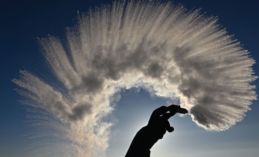 外代一线热水洒向空中的美丽瞬间