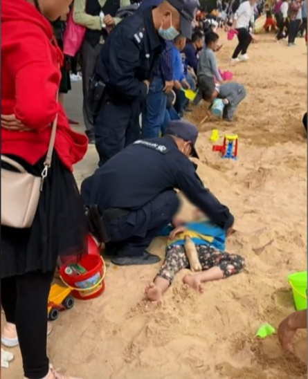 广州一女童沙滩上晕倒家长却不见踪影