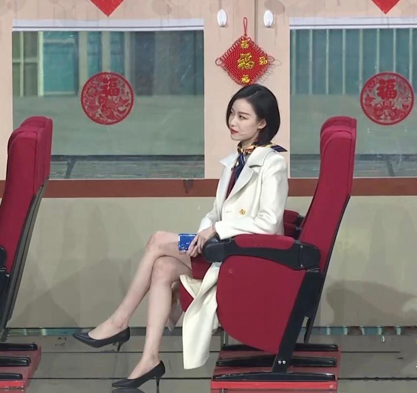 春晚的倪妮穿搭太飒爽知性短发配米白风衣一双细嫩腿白到晃眼