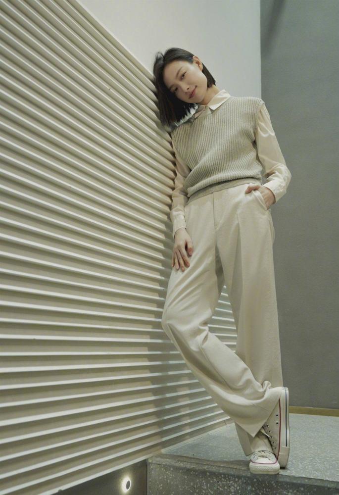 春晚的倪妮穿搭太飒爽知性短发配米白风衣一双细嫩腿白到晃眼