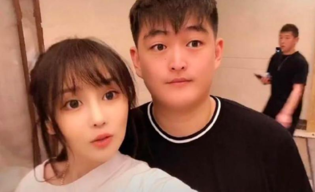 分别将他们的小名取为牛牛和妞妞,大名叫赵一楠和赵一涵