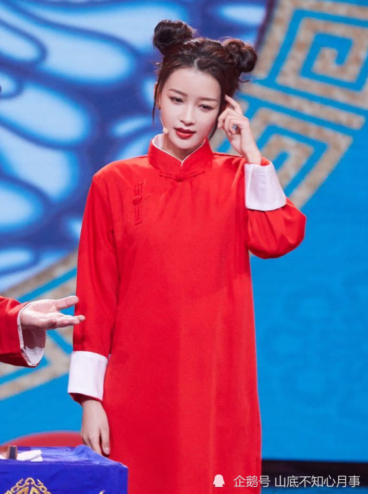 孙怡穿红色"大褂"扎哪吒头说相声,有颜又有才,董子健真有福气